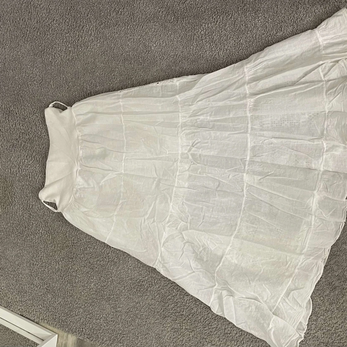 Vit långkjol med spetsdetaljer - 1