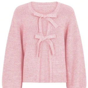 Rosa stickad kofta med knyt från SHEIN - Supersöt ljusrosa stickad kofta från SHEIN i storlek S. Koftan har två knytband framtill och ribbade muddar. Har en liten liten fläck på tröjan som är grå men inte synbart om man inte fokuserar