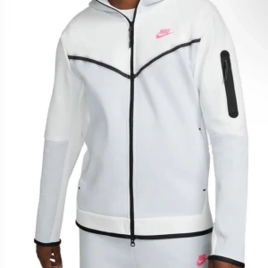 Nike tech fleece - Nike tech vit med rosa logga. Använd ett par få gånger. Tröjan och byxorna, Storlek M. Pris 1500kr
