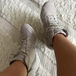 Högklackade sneakers - Säljer mina ursnygga högklackade sneakers som tyvärr inte längre kommer till användning. De är i fint skick förutom skosnören som lätt kan bytas ut. När man går i de känns klacken lite ojämn men det är inget som syns på utsidan eller känns speciellt dåligt.