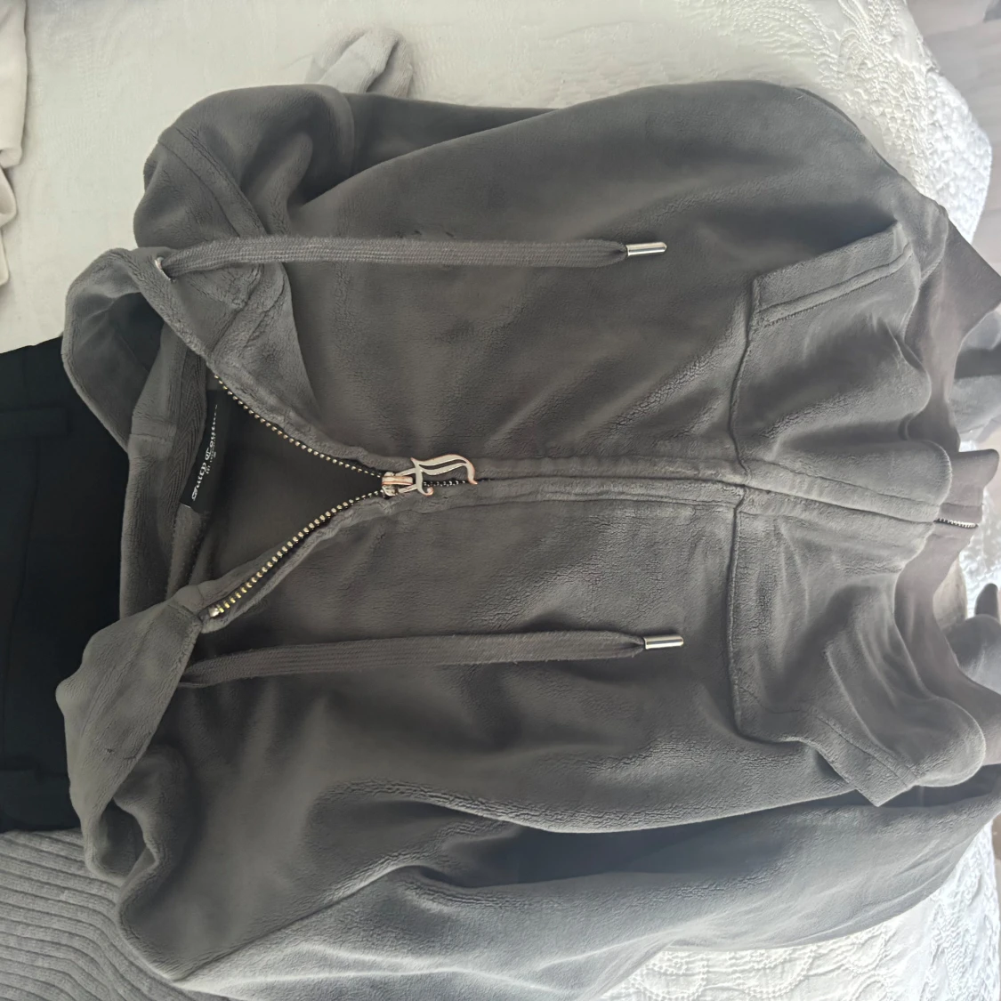 Grå fleecejacka med huva och dragkedja