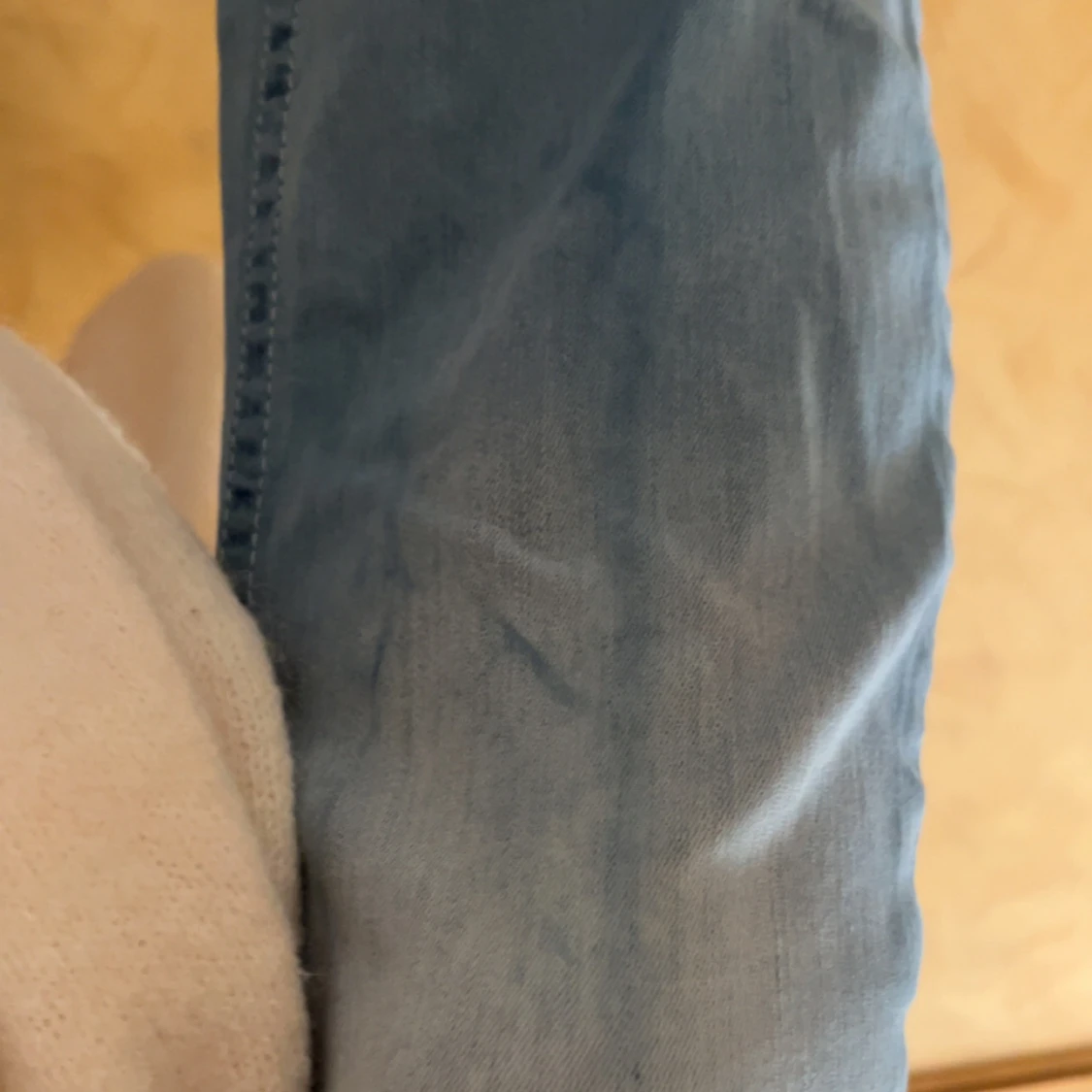 Ljusblå jeans med rosa brodyr från Nelly - 2