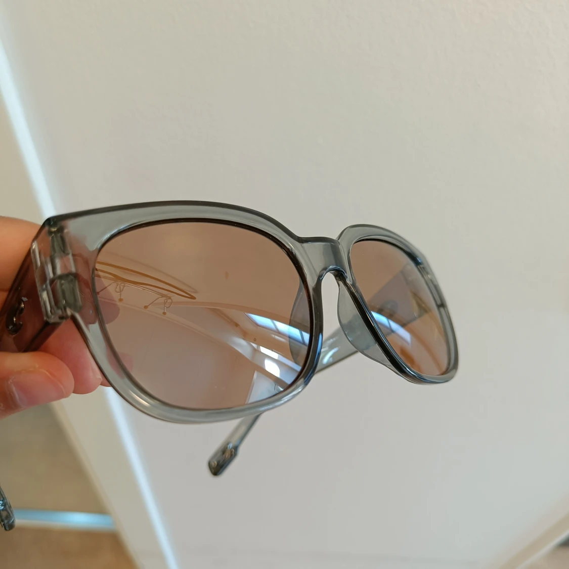 Grå solglasögon från Costa