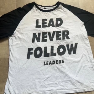Lead never follow leaders chief keef tröja  - Storlek M men är baggy skriv vid funderingar. Grisch swag y2k 2000s grunge drainer drain gang chief keef lead never follows leaders 