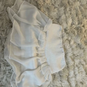 Kjol med volang - En snygg kjol med volanger. Inga defekter, pris kan diskuteras 