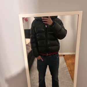 Svart pufferjacka från Zara, storlek L - Varm och bekväm jacka med fyllig stoppning som håller dig varm även under kalla dagar. Stilig, glansig yta som ger en trendig look. Dragkedja i bra skick, går att öppna både uppifrån och nerifrån. Två fickor för att hålla händerna varma eller förvara småsaker. Resår vid ärmslut och midja för en bättre passform och för att hålla kylan ute.  Jackan är i fint skick utan fläckar eller defekter. Passar perfekt för dig som vill ha en varm och snygg vinterjacka