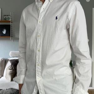 Ralph lauren skjorta - Stilren Ralph Lauren skjorta i perfekt skick💨.     Storlek M, en relativt slim fit. Hör av dig vid frågor✅