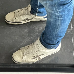 Premiata skor - Säljer ett par skor från premiata. Storlek 44 och använda, därav priset.🤩 Dock inga stora slitningar eller skador. Nypris: 3200😁Priset är diskuterbart så det är bara o ställa frågor. 🤝