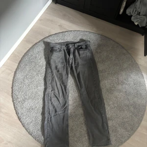 Levis jeans  - Säljer ett par Levis jeans i storlek W:32 L:32 dem är i bra skick hör av er vid fler frågor 