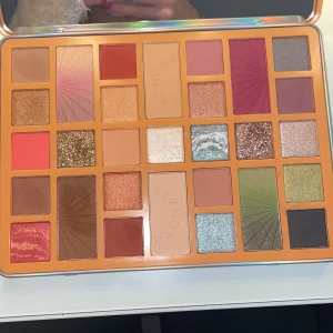 Ögonskuggspalette  - Jättefin limited edition ögonskuggspalett som inte har kommit till användning, jag har endast testat några färger. Från sephoras egna collection ✨✨