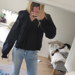 Marinblå blus  - Jag säljer denna marinblåa blus från ginatricot eftersom den inte kommer till användning. Använd ett fåtall gånger och det finns inga tecken på skada.tröjan är i stolek 170 och passar xs-s.  Skriv om du undrar något