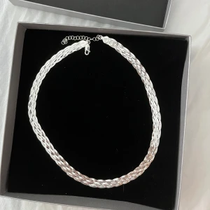 Halsband - Fint halsband från Guldfynd som är helt oanvänt. Säljer det då jag glömde av att returnera i tid. Nypris 949kr