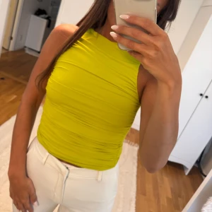 Gul ärmlös topp från Zara - Helt ny topp från Zara. I storlek S/xs