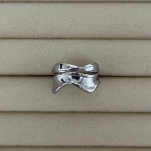Wave Ring - Aldrig använd, guldpläterad och justerbar storlek. Tillverkad av rostfritt stål och nickelfri. Om du har fler frågor, tveka inte att kontakta oss 🤗
