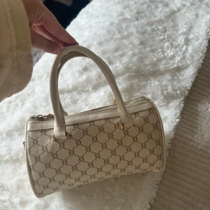 Söt väska  - Supersöt väska i vit med guld detaljer. Väldigt bra skick då den knappt är använd. Jättefin och funkar till vardags och till utgångar.