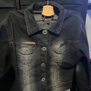 Vintage jeansjacka  - Bra skick passar som en s/m. Säljer då den inte används 