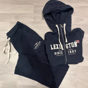 Lexington set  - Lexington set med byxor och tjocktröja i marinblått, byxorna är i storlek s och tröjan xs. Inga defekter🌸