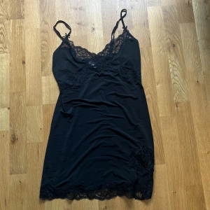 Ett jättefint nattlinne ifrån Victorias secret - Ett supersnyggt nattlinne ifrån Victorias secret! Nattlinnet är svart och har storlek S. Det har även små fina detaljer som spets och små rosetter💓