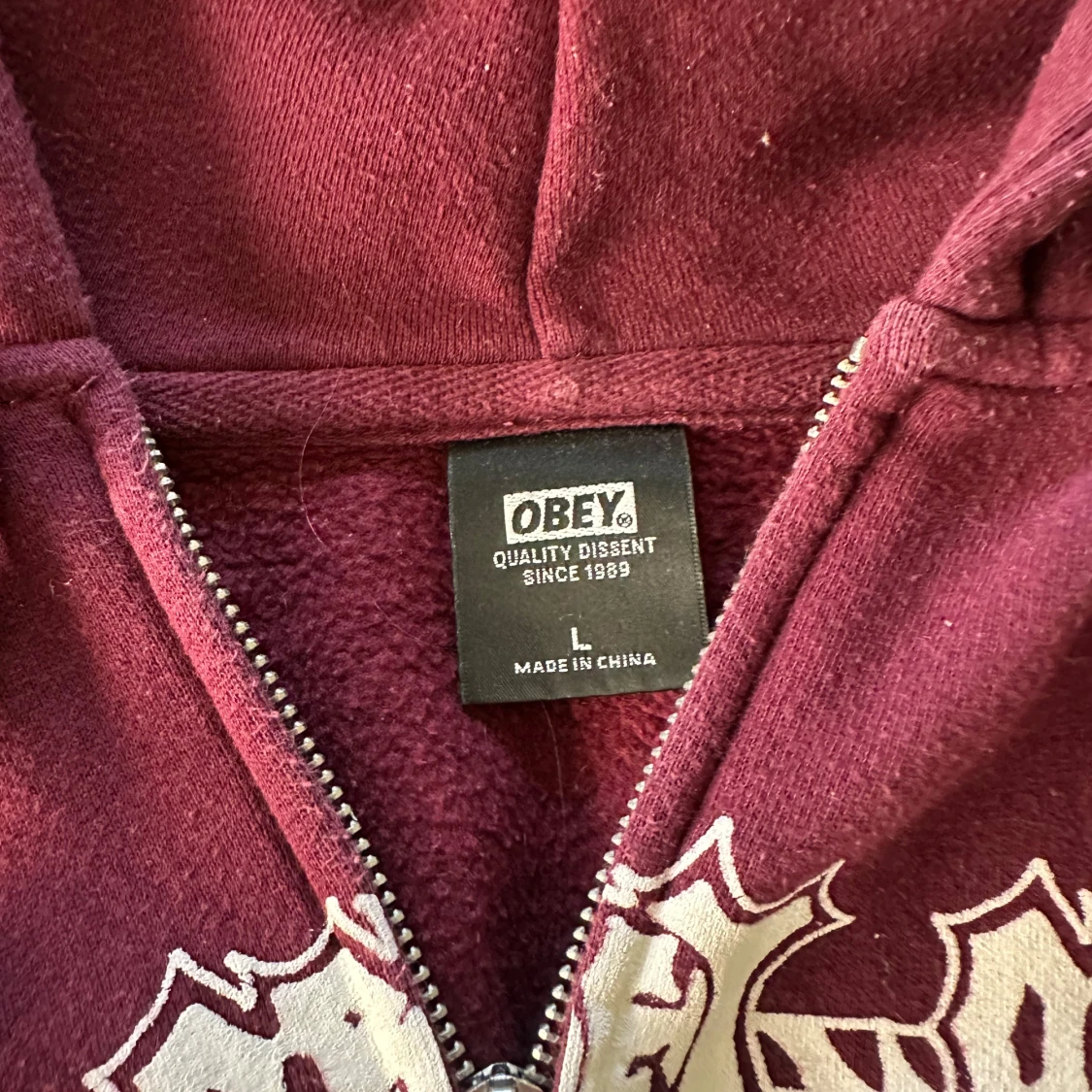 Vinröd OBEY hoodie med tryck, stl L - 1