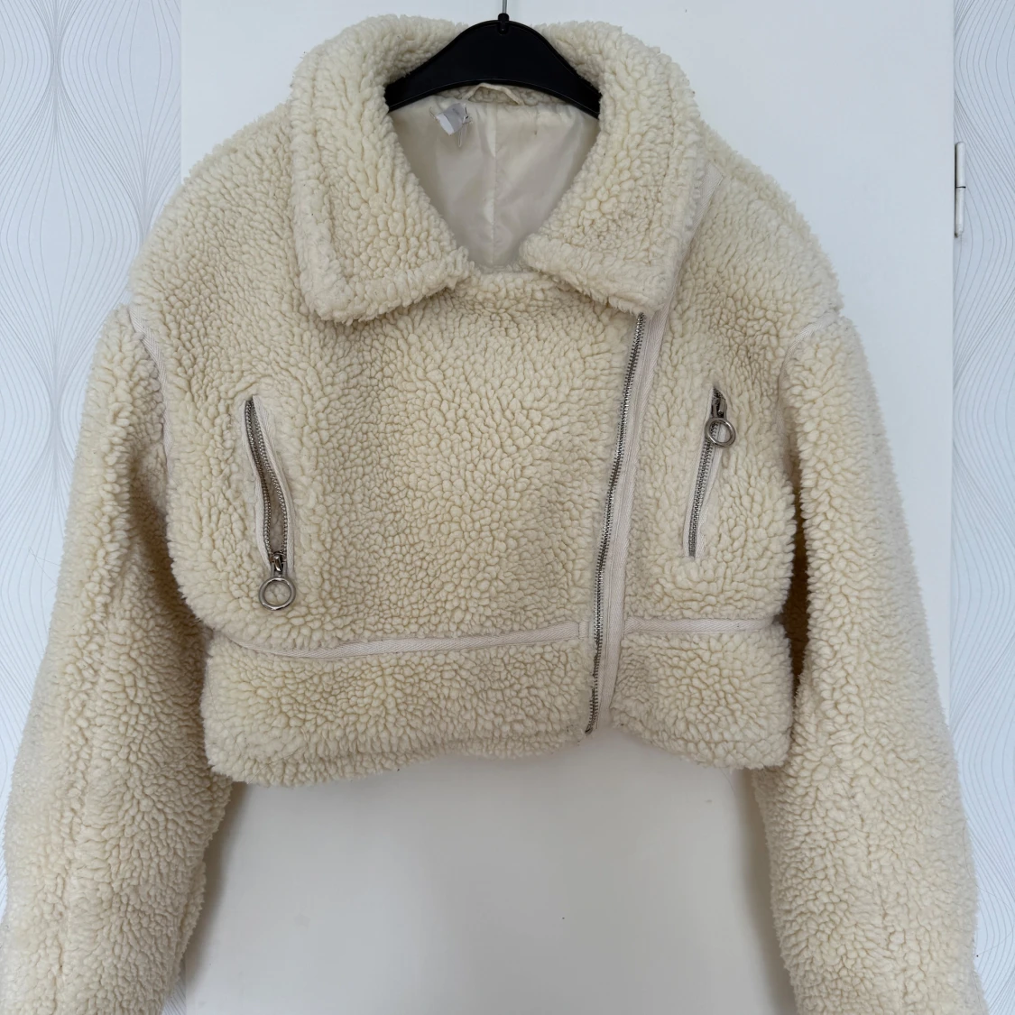 Beige croppad teddyjacka med dragkedjor - 1