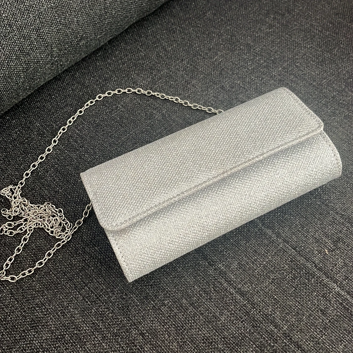 Silver kuvertväska med kedja