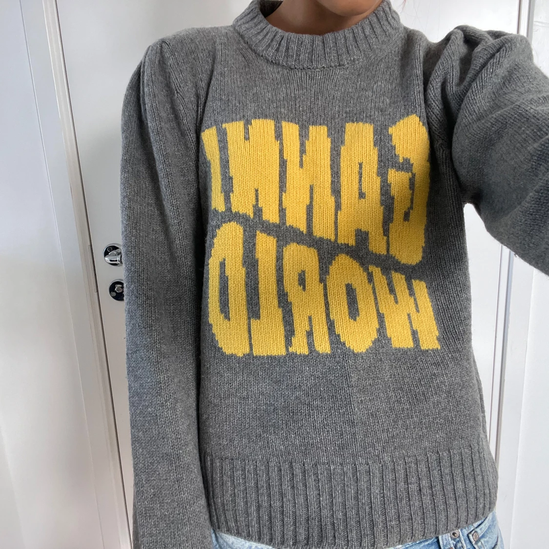 Grå stickad Ganni-tröja med tryck