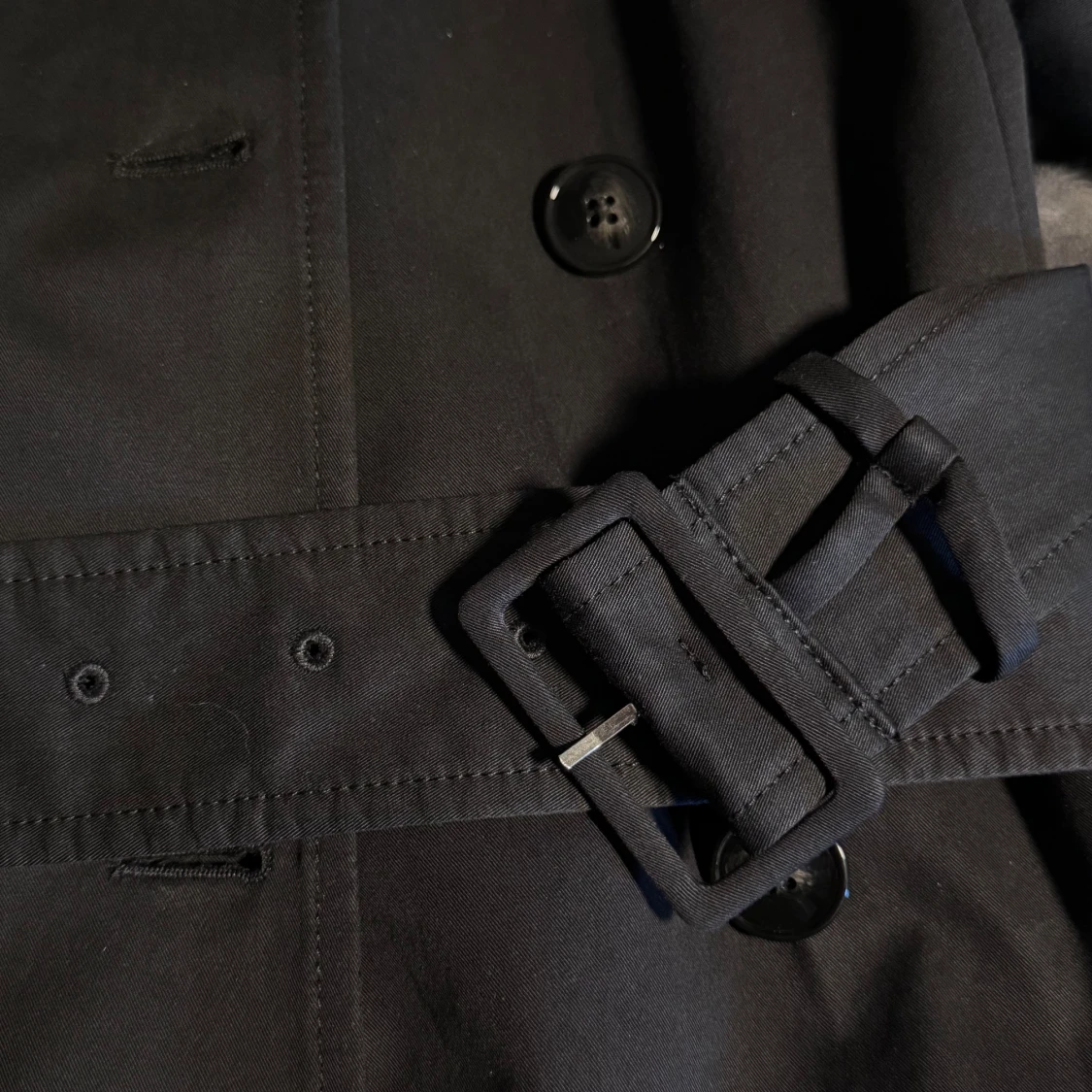 Svart trenchcoat från Mango - 3