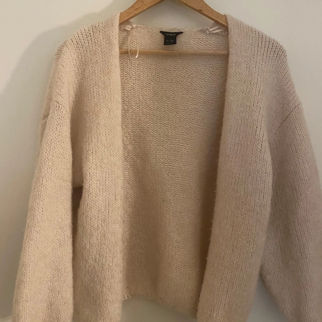 Beige stickad kofta från Lindex - 1