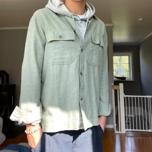 Overshirt only & sons - Tja säljer nu min gröna overshirt i storlek S. Näst intill helt ny! Hör av er vid fler frågor🫶