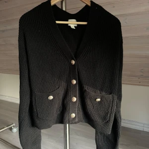 Stickad kofta  - Marinblå kofta från h&m, inga defekter 