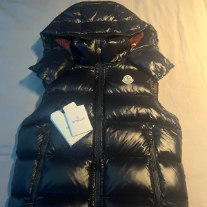 Moncler väst - Fräsch, stilren Moncler väst! Otroligt snygg nu när det börjar bli lite kallare. 