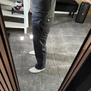 Dickies chinos - Fräscha dickies brallor i dunder skick!! Modellen är 180cm bara höra av dig vid någon fråga! ❗️Vid köp av båda brallorna i min profil blir det billigare❗️