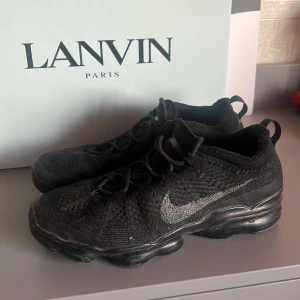 Nike vapormax  - Nike vapormax snygga och sköna dock har det blivit ett litet hål på ena son men är fortfarande sköna att gå i och ha på sig. 