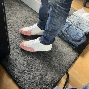 Maison margiela gats Paint splatter  - 10/10 skick allt ingår inklusive kvitto. Storlek 40 men är 41  byten gärna. Helst 