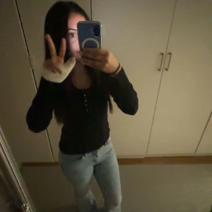Jätte low waist jeans - Säljer ett par ljusblå jeans med klassisk femficksdesign och boot cut. Jeansen har låg midja och är tillverkade i mjukt denimtyg. Snygga kontrastsömmar och slitningar ger en cool vibe. Passar dig som gillar en avslappnad och trendig stil.