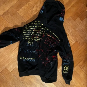 Svart hoodie med klotter New Wave - Cool svart hoodie från New Wave 