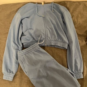 Mjukisset - Mjukisset med luva. Varsamt använd. Storlek S, men passar också xs samt 164/170. Pris går att diskutera!