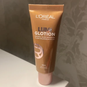 Glow lotion  - Lumi glotion från Loreal Paris, i färgen 904 deep glow :) Testad en gång på handen & var superfin men färgen passade inte mig 😊 