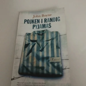 Pojken i randig pyjamas - En gripande berättelse om vänskap och grymhet, där två pojkar möts på varsin sida av ett stängsel. En bok som väcker starka känslor och tankar, perfekt för unga vuxna som vill läsa något som berör på djupet.