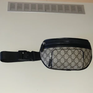 Gucc1 eden beige midjeväska - Gucc1 eden midjeväska i nästintill perfekt skick då den är helt oanvänd bara testats några få gånger för att testa kvaliteten. Pris kan diskuteras vid snabbaffär.