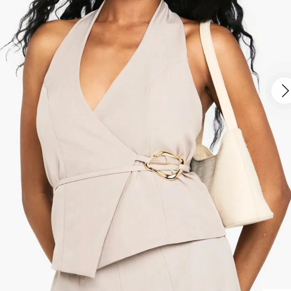 Beige tailored omlottopp från Boohoo