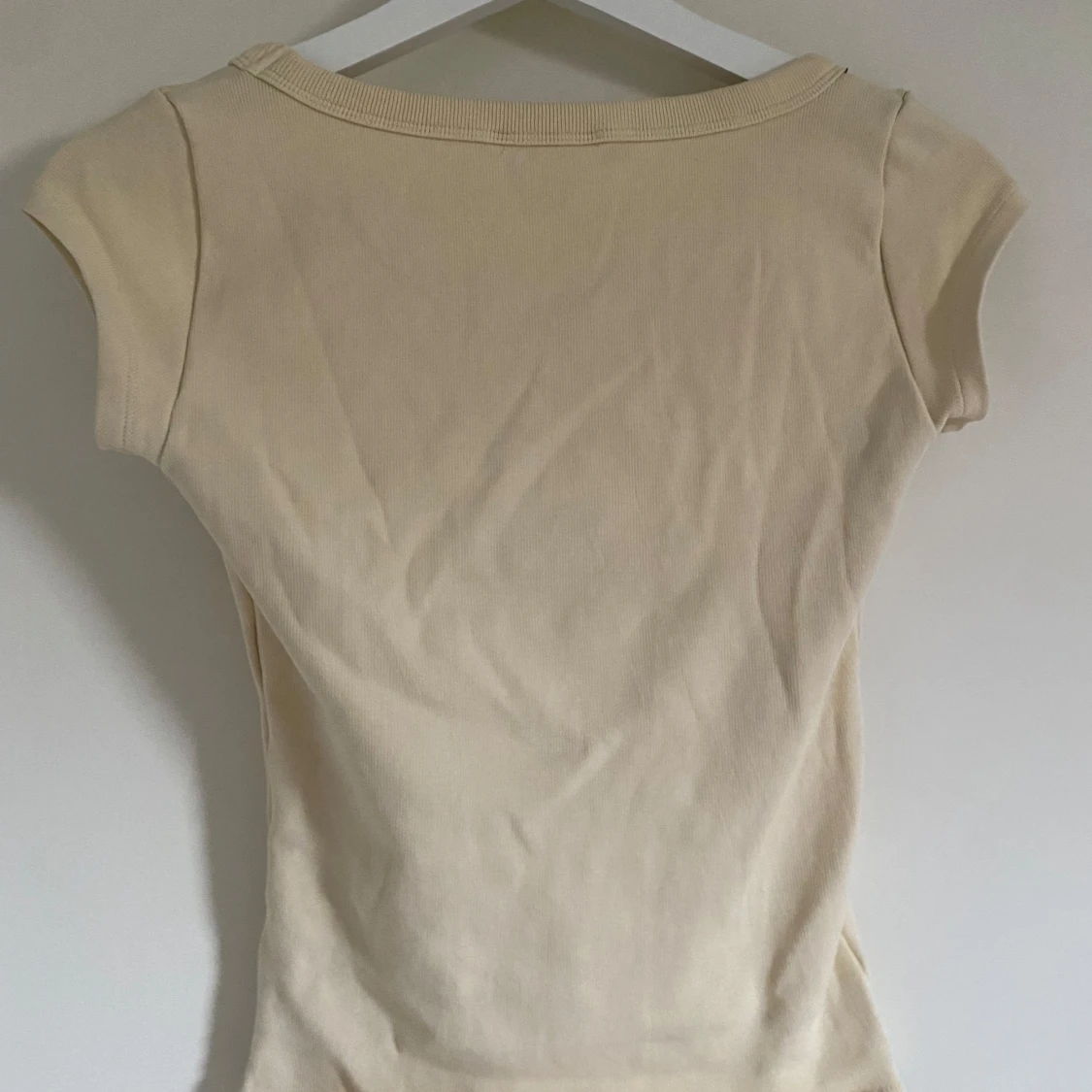 Ljusgul topp med kort ärm - 1