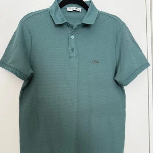 Grön pikétröja storlek M (liten storlek egentligen S) - Grön pikétröja i storlek M men är liten i design och är mer storlek S