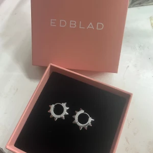 Edblad örhängen (KAN BYTAS TILL GULD) - Silvriga edblad örhängen peak i modellen huggies. helt nyskick och inget rost! säljer/byter då jag vill ha i guld istället💓 kontakta vid tanke om byte eller köpa💞💞 (asken ingår inte!!)