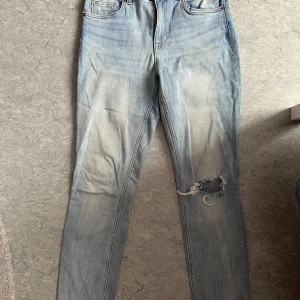 Ljusblå skinny jeans från H&M - Oanvänd. Skickar iväg samma dag eller dagen efter🙌🏼 Säljer ett par ljusblå skinny jeans från H&M i storlek 38. Jeansen har klassisk femficksdesign, hög midja och ett snyggt slitet hål på ena knät för en trendig look. Perfekta till sneakers eller boots.