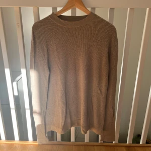 Beige These Glory Days tröja - Säljer en beige  tröja från These Glory Days i storlek S