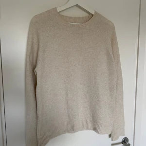 Stickad tröja  - Säljer min beiga stickade tröja från Vero Moda då den är lite för stor för mig! Tröjan är mjuk och skön, har inga hål, fläckar eller defekter. Då den använts några gånger är den något nopprig. Hör gärna av dig om du har några frågor!🤍