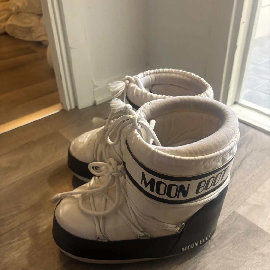 Vita Moon Boots med svart sula - 1