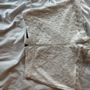 Vita spets shorts  - Säljer fina spets shorts som är från lindex. Köpte dem för 250kr men säljer för endast 100kr. Säljer pga de inte kommer till användning men alltid älskat! 💞