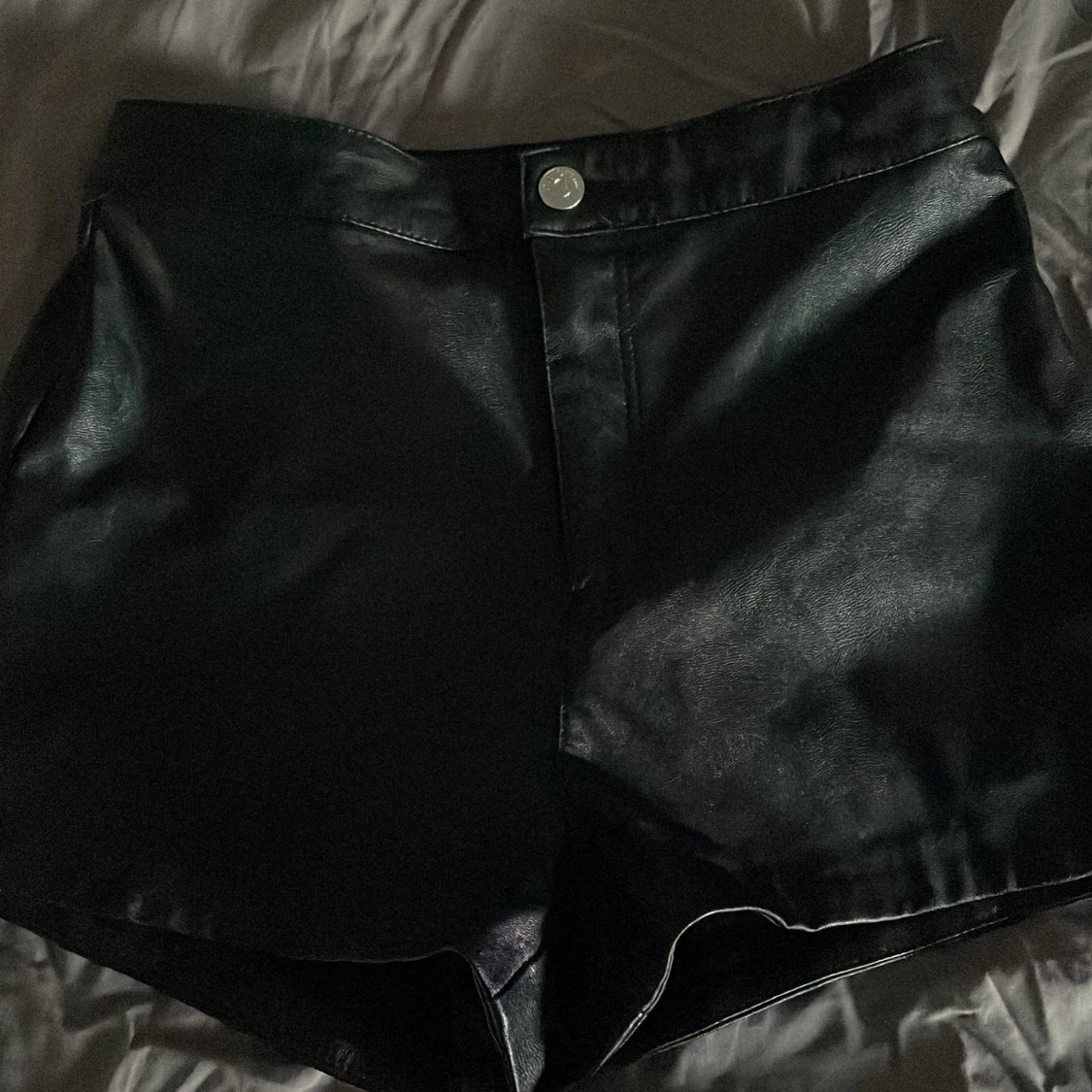 Svarta skinnshorts från H&M Divided